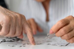 ¿Cuál es la relación entre la audición y el deterioro cognitivo?