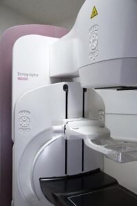 Tecnología de vanguardia que salva vidas: La mamografía con contraste y la biopsia al vacío transforman la detección temprana del cáncer de mama.